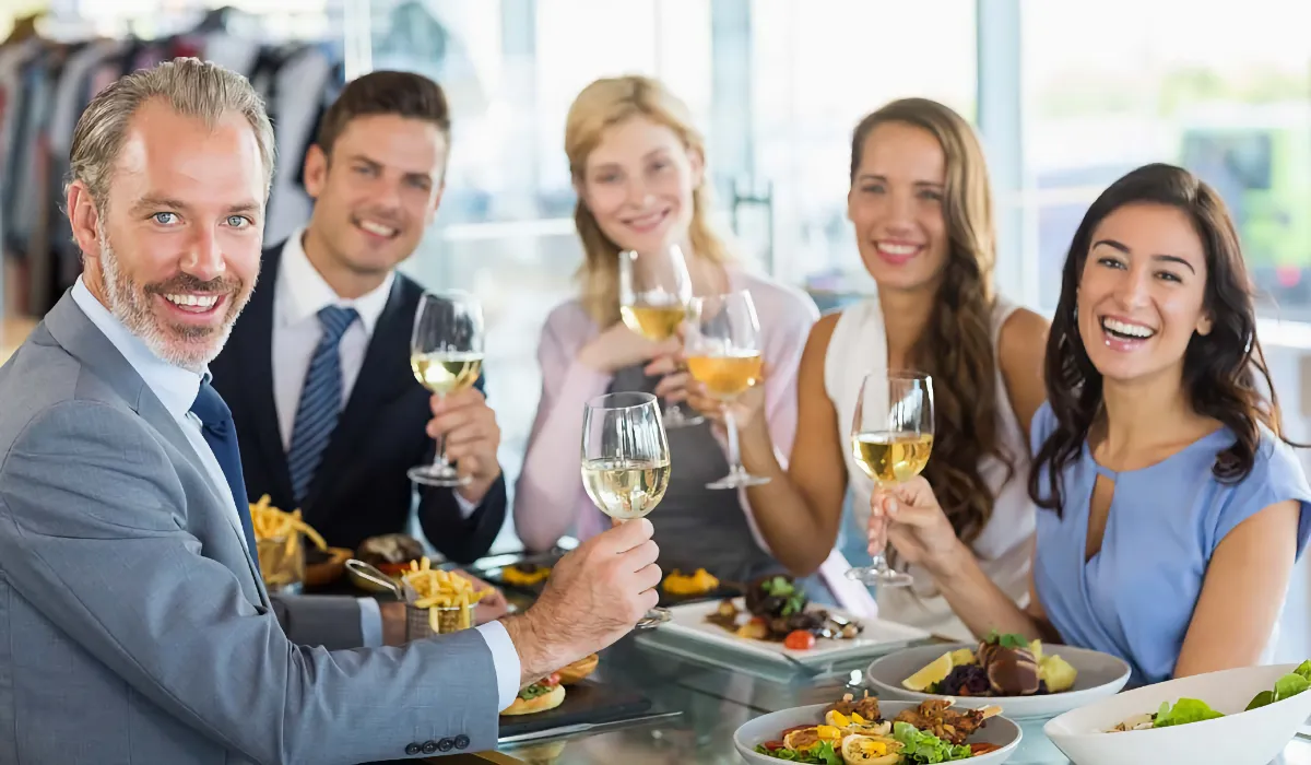 Negocios y etiqueta en la mesa